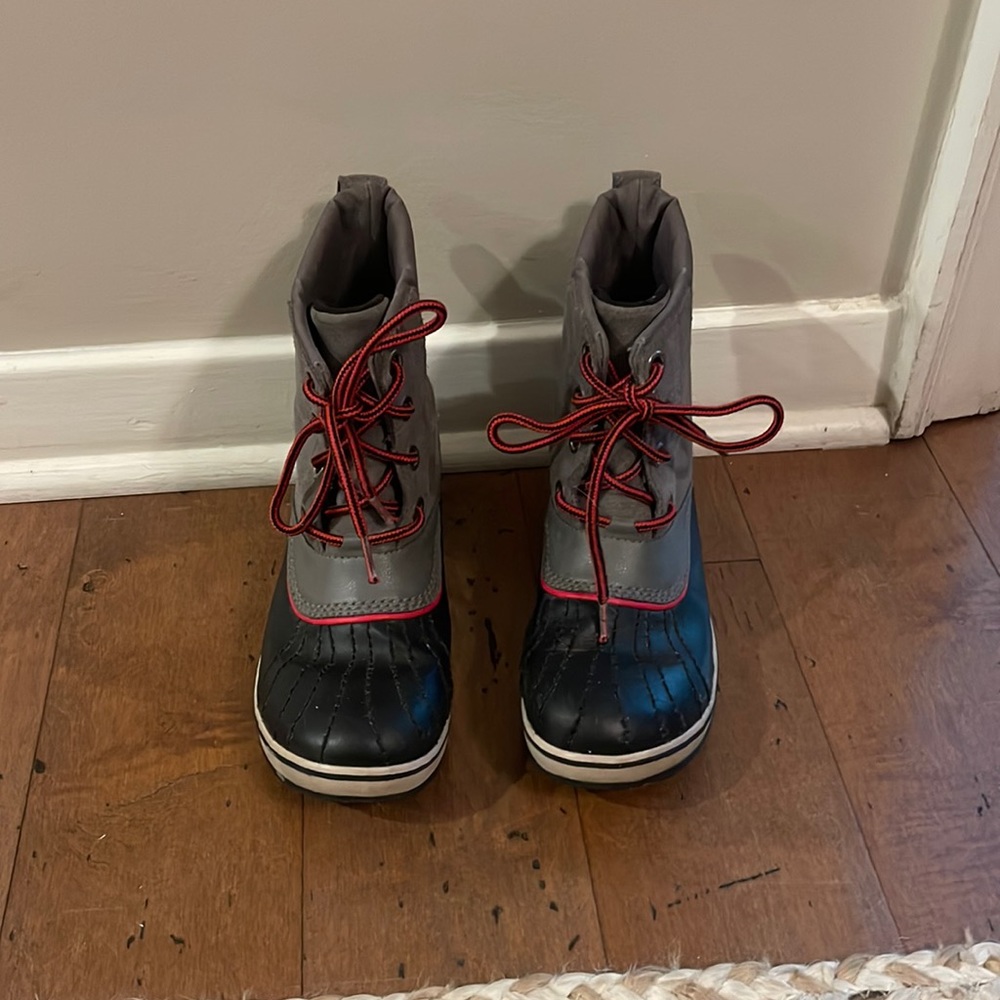Unisex size 6 sorel waterproof boots  grey black red